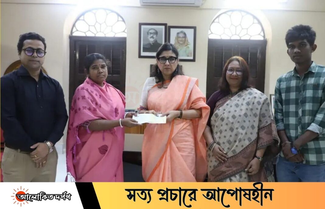 জবি উপাচার্য থেকে অনুদান পেলেন চিকিৎসারত শিক্ষার্থী