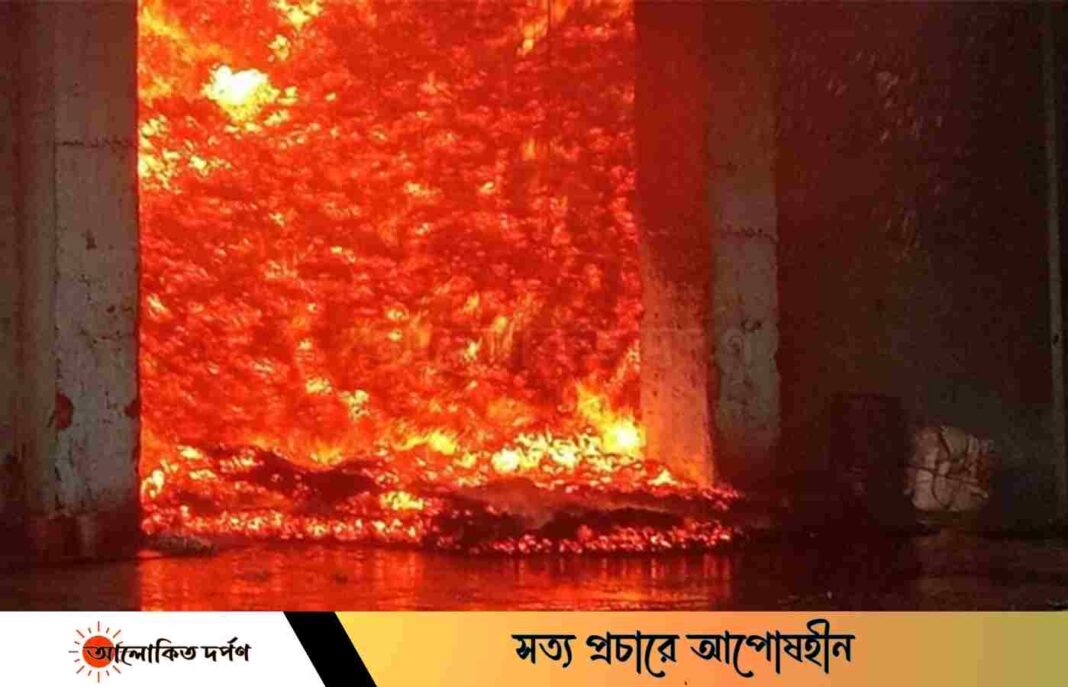 সাড়ে পাঁচ ঘণ্টায়ও নিয়ন্ত্রণে আসেনি সুগার মিলে লাগা আগুন