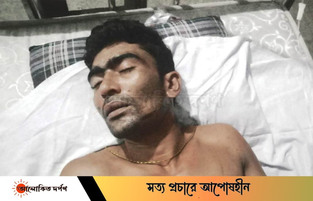 দেবহাটায় চুরির অভিযোগে যুবককে অমানবিক নির্যাতন