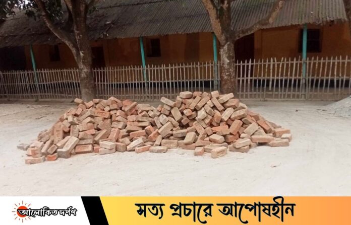 বগুড়ায় হাট উন্নয়নের ইট-টিন নিয়ে গেলেন আওয়ামী লীগ নেতা