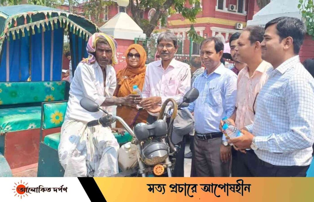 রাজশাহী কলেজ শিক্ষার্থীদের সুপেয় পানি ও খাবার স্যালাইন বিতরণ