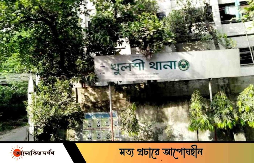 চট্টগ্রামে স্বর্ণ ছিনতাইকালে হাতেনাতে ধরা খেলো পুলিশ চট্টগ্রামে স্বর্ণ ছিনতাইকালে হাতেনাতে ধরা খেলো পুলিশ