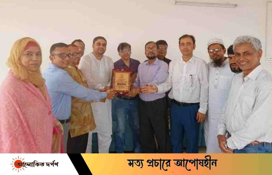 সহকর্মীদের সম্মাননা প্রদান জবি সাদা দলের সহকর্মীদের সম্মাননা প্রদান জবি সাদা দলের