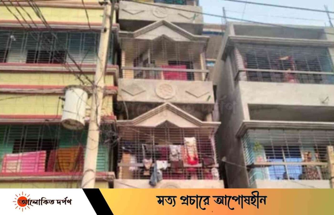 ধামরাইয়ে চারতলা ভবন হেলে পড়েছে