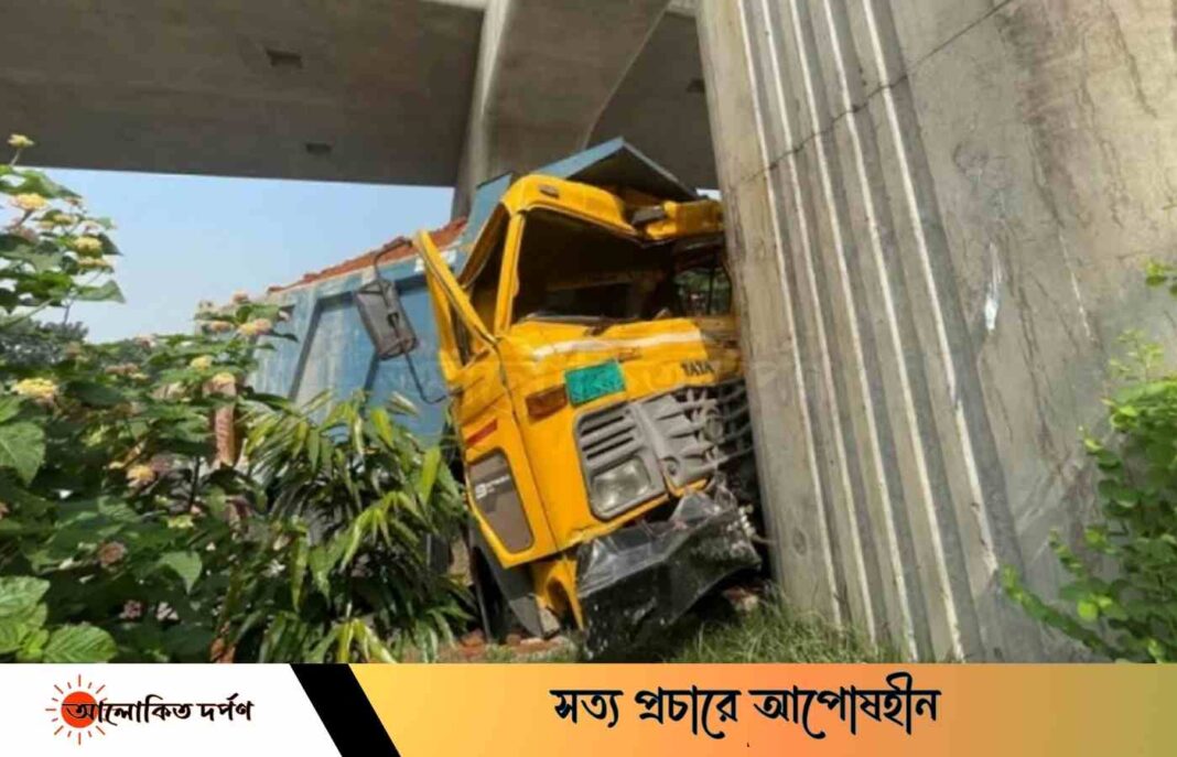 মেট্রোর পিলারে ধাক্কা লেগে দুমড়েমুচড়ে গেছে ট্রাক