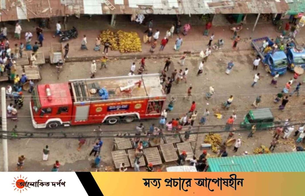 রাজধানীর কাওরানবাজারে আগুন, নিয়ন্ত্রণে ৫টি ইউনিট