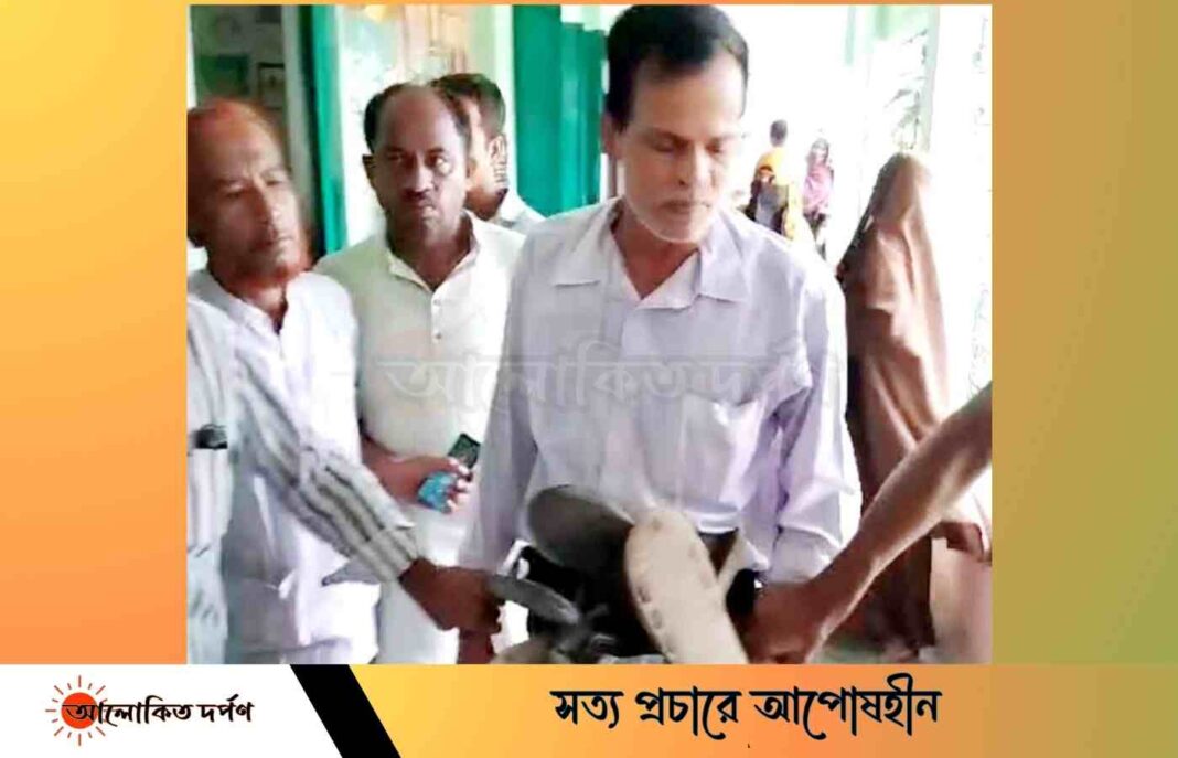 আনোয়ারায় শিক্ষক বিরুদ্ধে যৌন হয়রানির অভিযোগ, জুতার মালা পরিয়ে দিলো বিক্ষুব্দ গ্রামবাসী আনোয়ারায় শিক্ষক বিরুদ্ধে যৌন হয়রানির অভিযোগ, জুতার মালা পরিয়ে দিলো বিক্ষুব্দ গ্রামবাসী