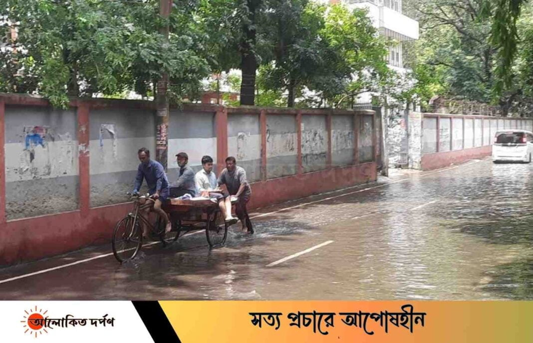 পানির নিচে রাজধানীর বিভিন্ন এলাকা, শেষ সম্বল রিকশা-ভ্যান