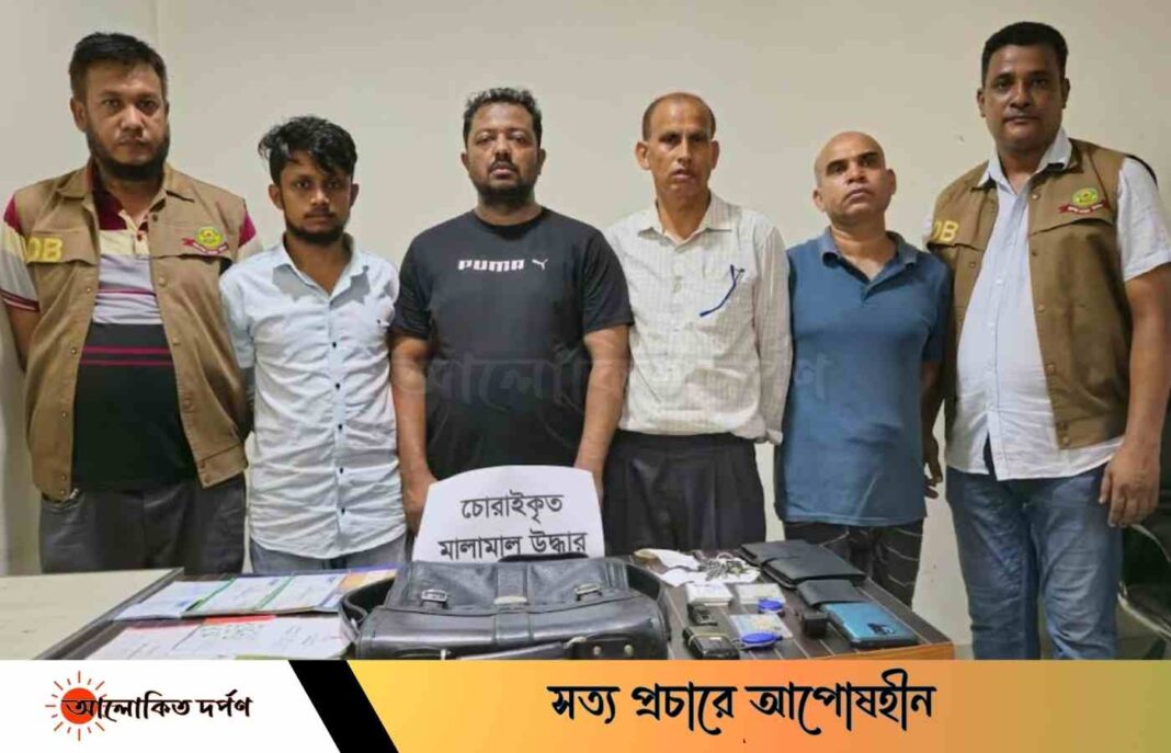 মসজিদে নামাজ পড়ার ভান করে মুসল্লির ব্যাগ-মোবাইল চোর চক্রের চার সদস্য গ্রেপ্তার