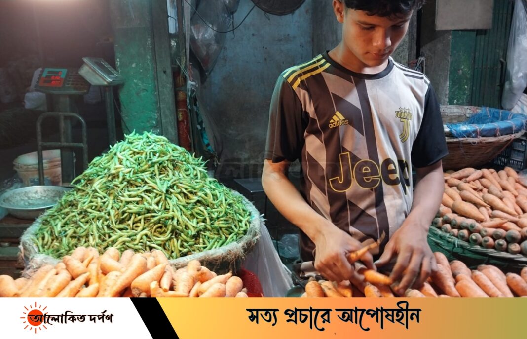 চট্টগ্রামের বিভিন্ন বাজারে কাঁচা মরিচের ঝালে নাকাল নগরবাসী চট্টগ্রামের বিভিন্ন বাজারে কাঁচা মরিচের ঝালে নাকাল নগরবাসী