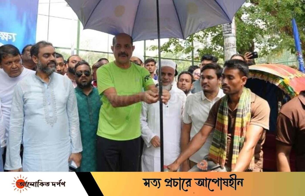 উত্তরায় রিকশাচালকদের ছাতা বিতরণ করেছেন মেয়র আতিক