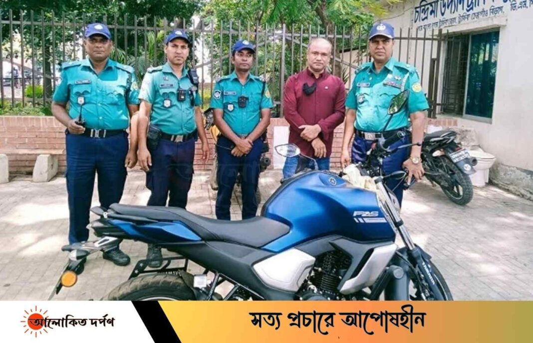 ভুয়া পুলিশ সদস্যকে গ্রেপ্তার করেছে ডিএমপি ট্রাফিক বিভাগ