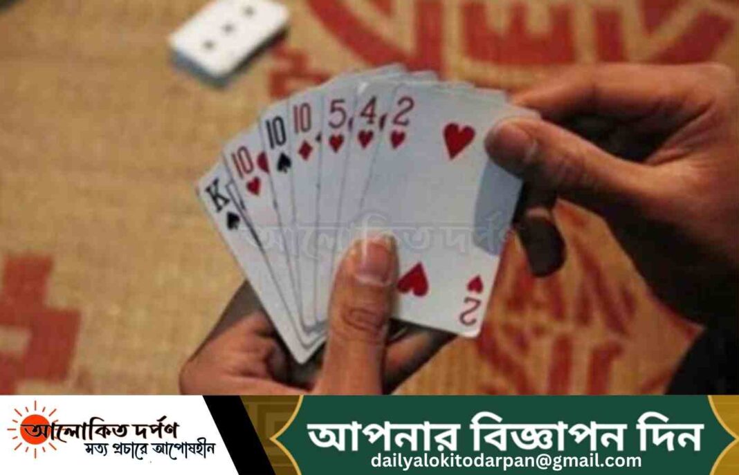 পুলিশ বক্সের সামনে রমরমা জুয়ার আসর, নীরব প্রশাসন পুলিশ বক্সের সামনে রমরমা জুয়ার আসর, নীরব প্রশাসন