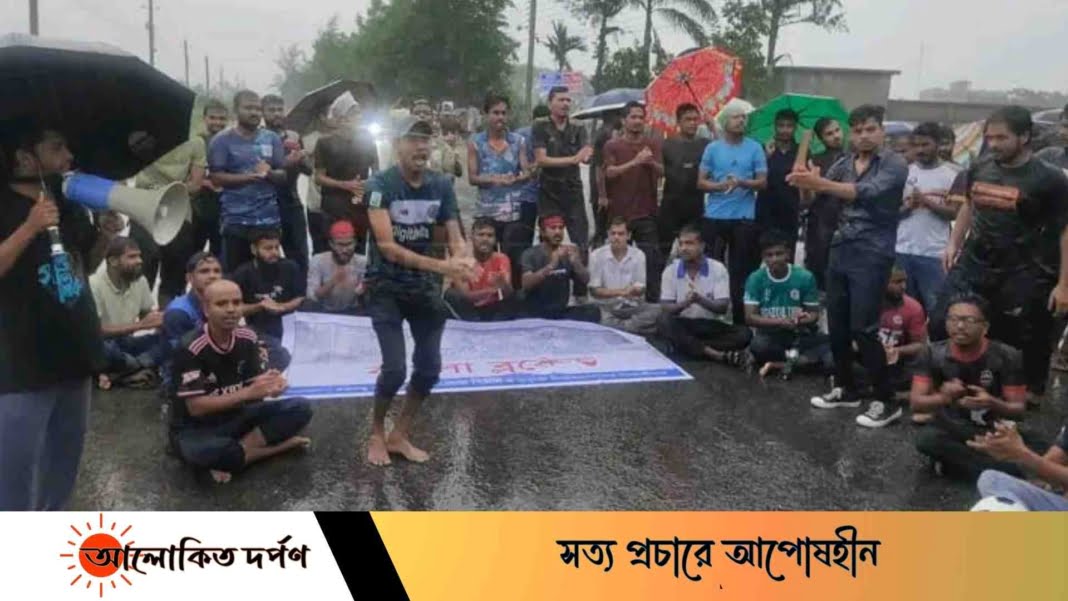 বৃষ্টির বাঁধা উপেক্ষা করে বশেমুরবিপ্রবিতে বাংলা ব্লকেড; পুলিশের শক্ত অবস্থান বৃষ্টির বাঁধা উপেক্ষা করে বশেমুরবিপ্রবিতে বাংলা ব্লকেড; পুলিশের শক্ত অবস্থান