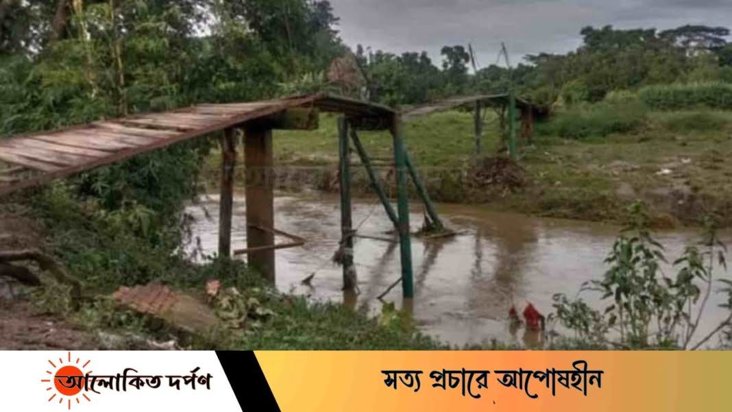লোহাগাড়ায় স্রোতে ভাঙল সাঁকো, দুর্ভোগে ২০ হাজার মানুষ লোহাগাড়ায় স্রোতে ভাঙল সাঁকো, দুর্ভোগে ২০ হাজার মানুষ