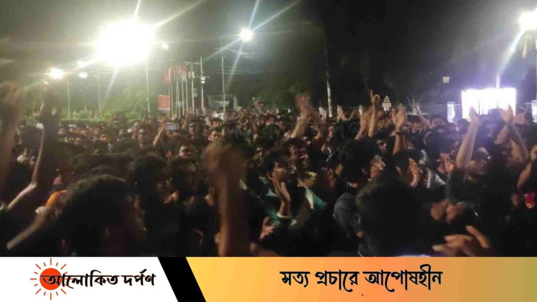 মধ্যরাতে বিশাল মিছিল নিয়ে রাজপথে বুয়েট শিক্ষার্থীরা মধ্যরাতে বিশাল মিছিল নিয়ে রাজপথে বুয়েট শিক্ষার্থীরা