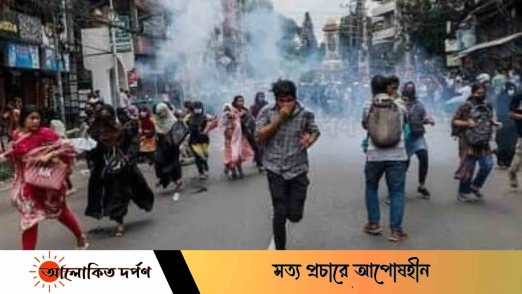 আন্দোলনকারীদের লক্ষ্য করে টিয়ারশেল-সাউন্ড গ্রেনেড নিক্ষেপ, মুহূর্তে রণক্ষেত্র আন্দোলনকারীদের লক্ষ্য করে টিয়ারশেল-সাউন্ড গ্রেনেড নিক্ষেপ, মুহূর্তে রণক্ষেত্র