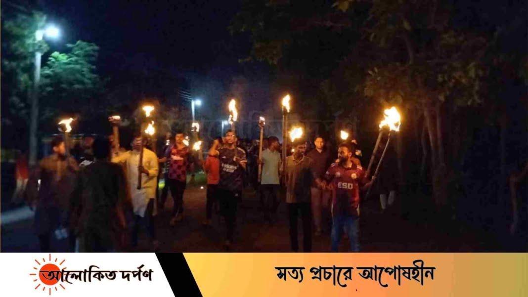 কোটা আন্দোলনকারীদের উপর হামলার প্রতিবাদে বশেমুরবিপ্রবিতে বিক্ষোভ ও মশাল মিছিল কোটা আন্দোলনকারীদের উপর হামলার প্রতিবাদে বশেমুরবিপ্রবিতে বিক্ষোভ ও মশাল মিছিল