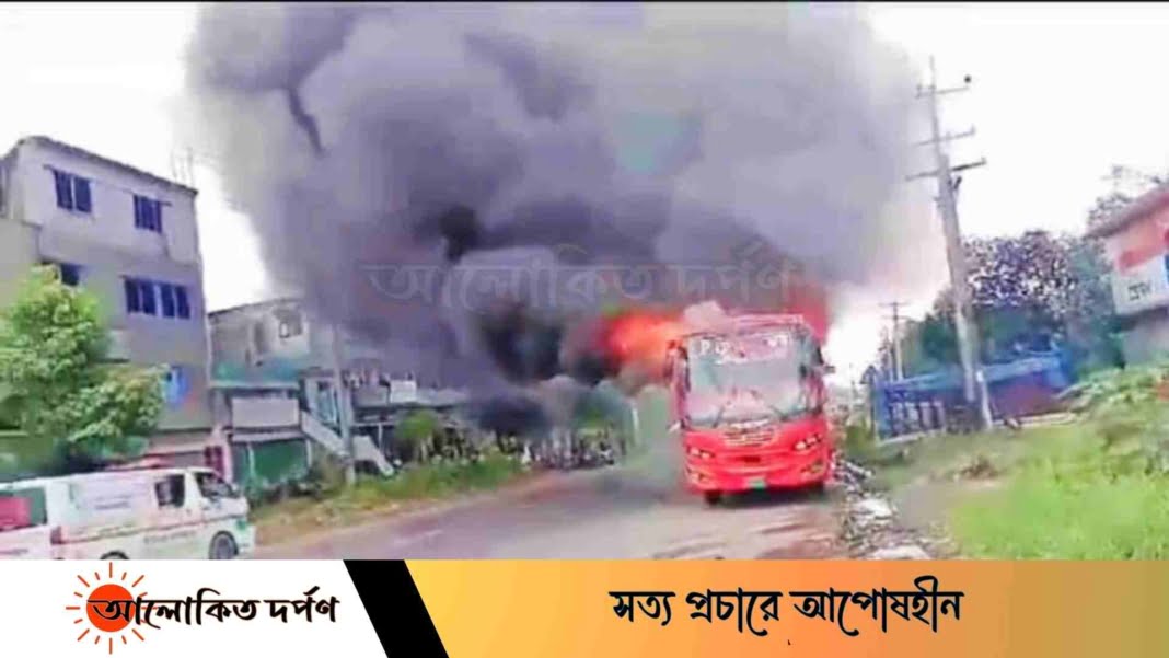শিবপুরে বাসচাপায় কলেজছাত্রের মৃত্যু, বিক্ষুব্ধ জনতার বাসে আগুন