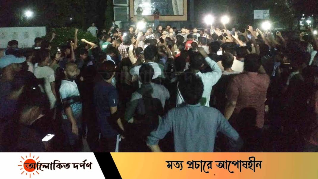 মধ্যরাতে ইবি শিক্ষার্থীদের বিক্ষোভ সমাবেশ