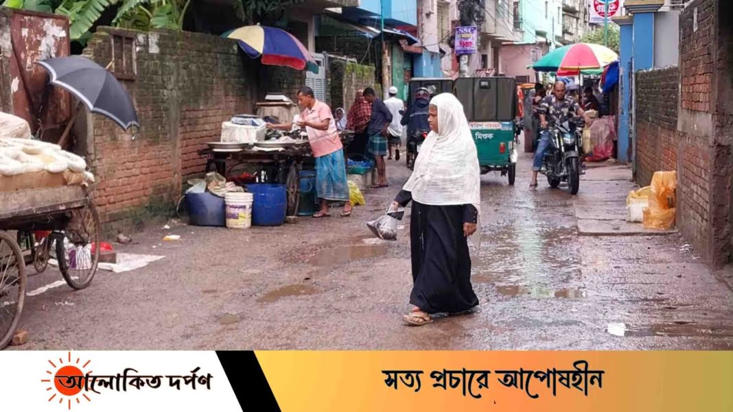 চট্টগ্রামে অবৈধ মাছ বাজারে নষ্ট হচ্ছে ফুটপাত, ভোগান্তিতে পথচারীরা চট্টগ্রামে অবৈধ মাছ বাজারে নষ্ট হচ্ছে ফুটপাত, ভোগান্তিতে পথচারীরা