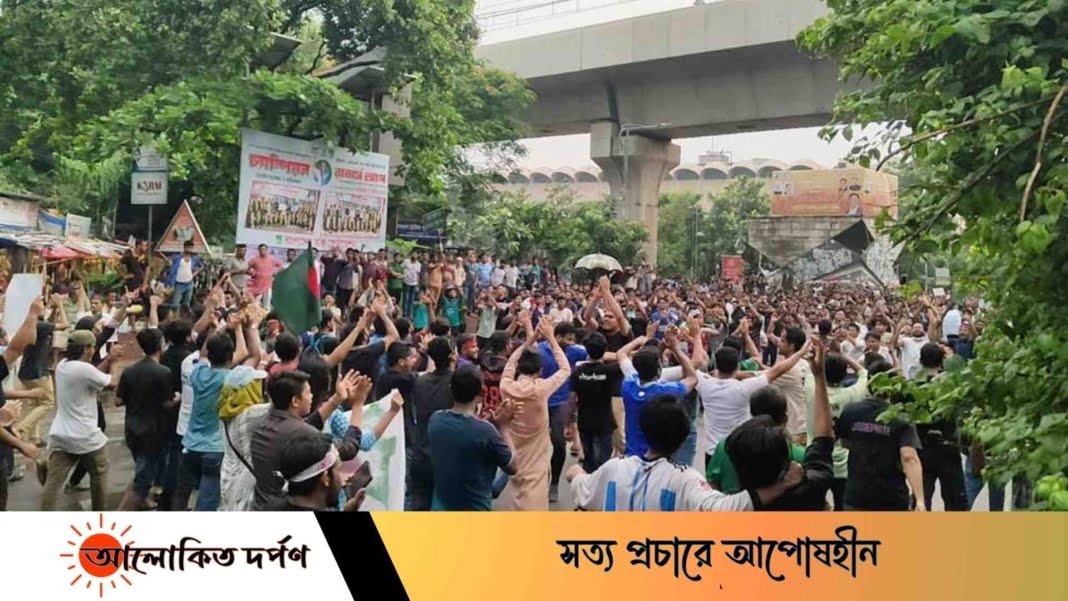 ক্যাম্পাসের প্রধান ফটক ভেঙ্গে, পুলিশি বাধা উপেক্ষা করে শাহবাগে জবি শিক্ষার্থীরা