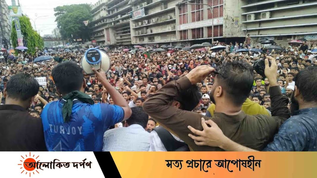 চট্টগ্রামে প্রবল বর্ষণের মধ্যেও দাবি আদায়ে বিক্ষোভ মিছিল