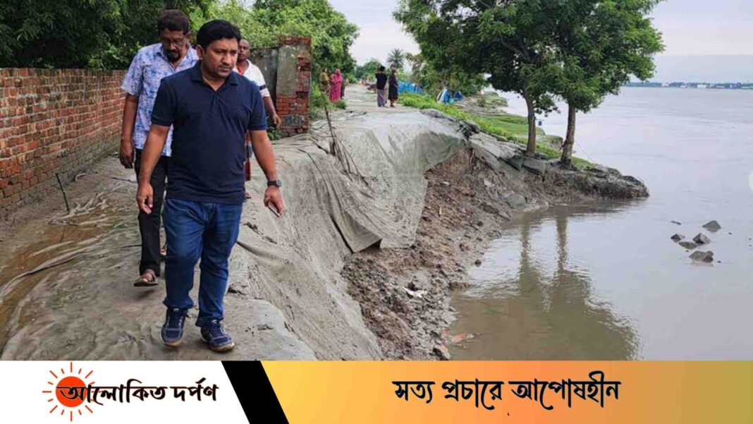 দেবহাটার ঝুঁকিপূর্ণ বাঁধ পরিদর্শনে ইউএনও দেবহাটার ঝুঁকিপূর্ণ বাঁধ পরিদর্শনে ইউএনও