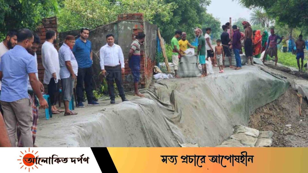 দেবহাটায় ইছামতি নদীর ভাতশালায় বেড়িবাঁধ রক্ষায় কাজ শুরু