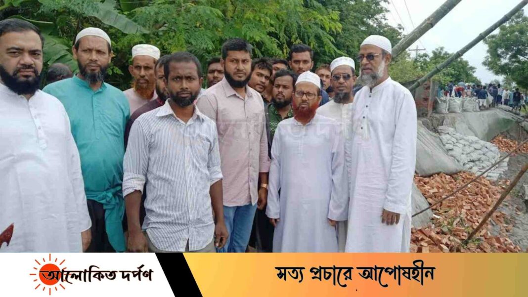 দেবহাটায় বেড়িবাঁধ রক্ষায় জামায়াতসহ বিভিন্ন শ্রেণি পেশার মানুষ