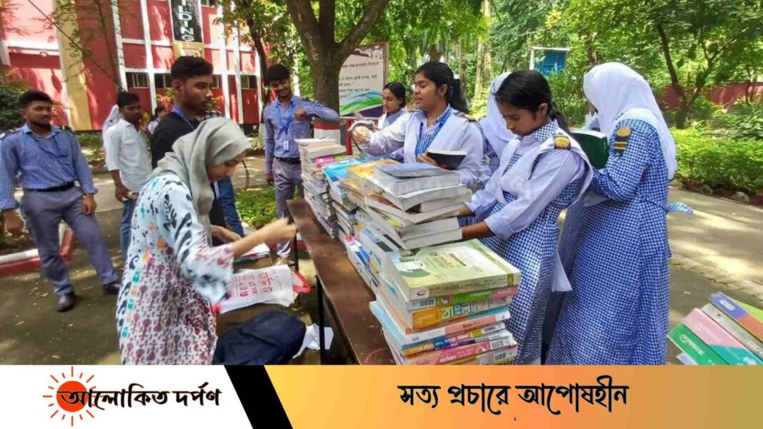 পুরোনো বই বিক্রি করে বন্যার্তদের সহায়তায় শিক্ষার্থীরা