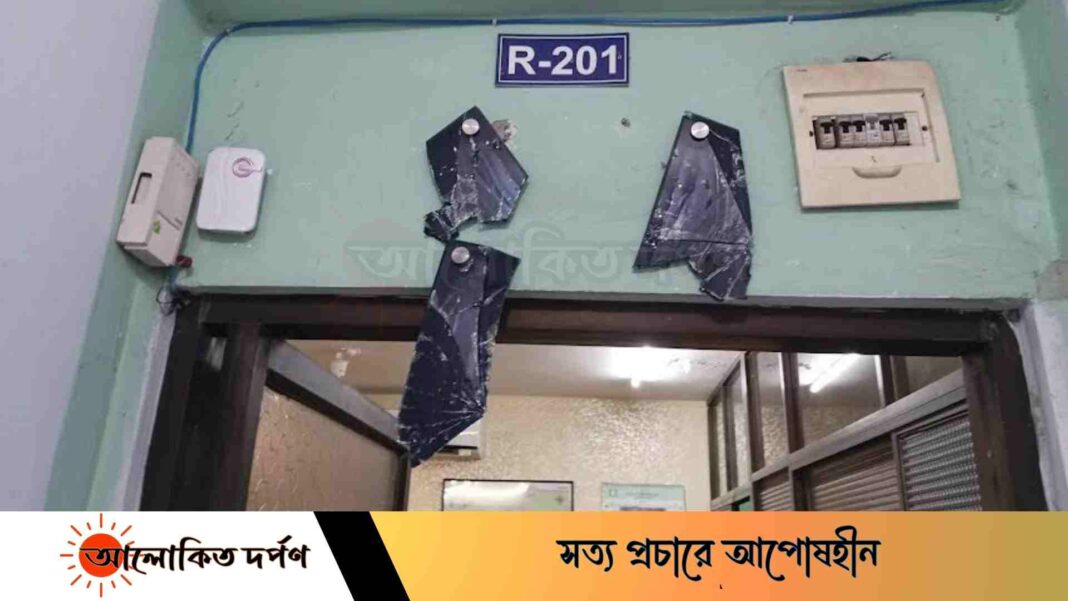 ইবির তিন দফতর ভাঙচুর করে বহিরাগতরা ইবির তিন দফতর ভাঙচুর করে বহিরাগতরা