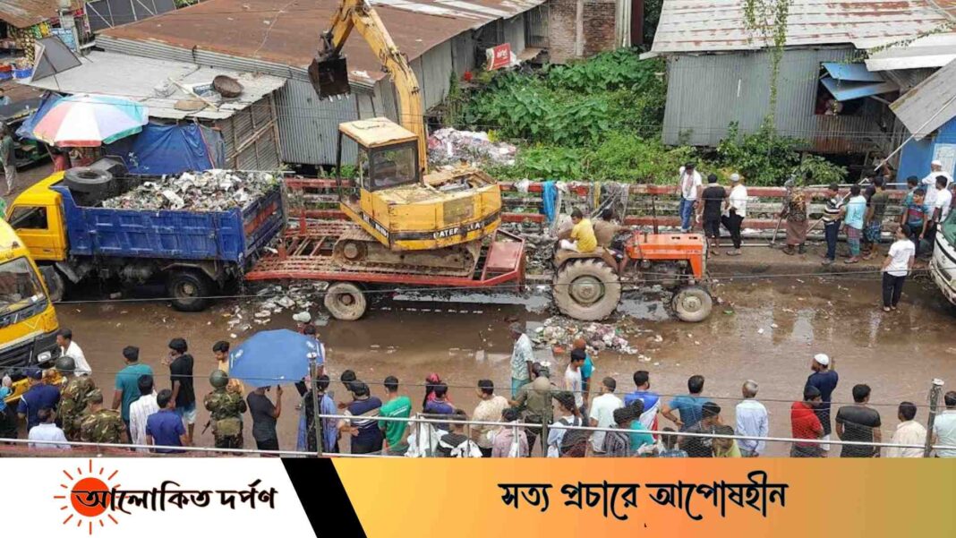 রামগঞ্জে খাল পরিষ্কার করে বন্যার পানি নিষ্কাশন দ্রুত করলেন স্বেচ্ছাসেবীরা রামগঞ্জে খাল পরিষ্কার করে বন্যার পানি নিষ্কাশন দ্রুত করলেন স্বেচ্ছাসেবীরা