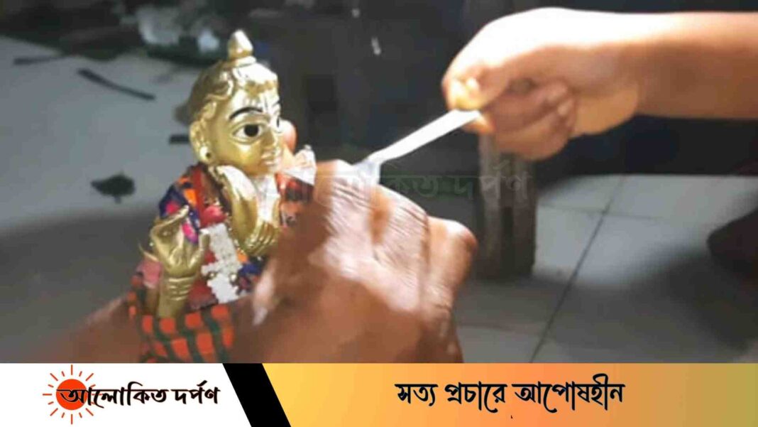 শ্রীকৃষ্ণের মূর্তি দুধ পানের চাঞ্চল্যকর ঘটনা শ্রীকৃষ্ণের মূর্তি দুধ পানের চাঞ্চল্যকর ঘটনা