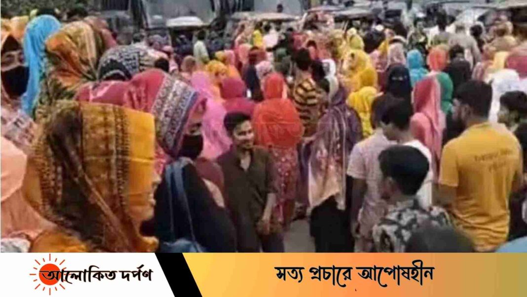 সাভারের আশুলিয়ায় একাধিক দাবিতে পোশাক শ্রমিকদের সড়ক অবরোধ