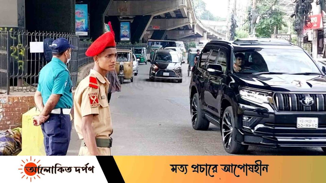 চট্টগ্রামে সড়কের গুরুত্বপূর্ণ পয়েন্টে নেমেছে ট্রাফিক পুলিশ, সাথে ক্যাডেট শিক্ষার্থীরা 