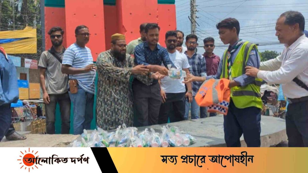 মাগুরা রিপোর্টার্স ইউনিটির পক্ষ থেকে স্বেচ্ছাসেবী শিক্ষার্থীদের মাঝে খাবার ও পানি বিতরণ