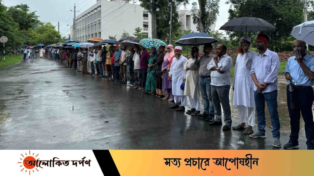 চলমান সহিংসতার বিরুদ্ধে খুবির শিক্ষকদের মানববন্ধন