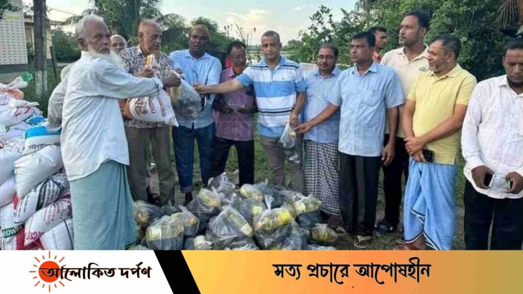 মিরসরাইয়ের কাটাছরায় স্বেচ্ছাসেবক দলের উপহার বিতরণ