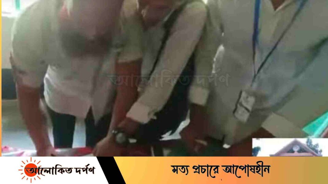 সালথায় কলেজ অধ্যক্ষ কে হাতুড়ি পিটিয়ে জোরপূর্বক পদত্যাগ পত্রে স্বাক্ষর