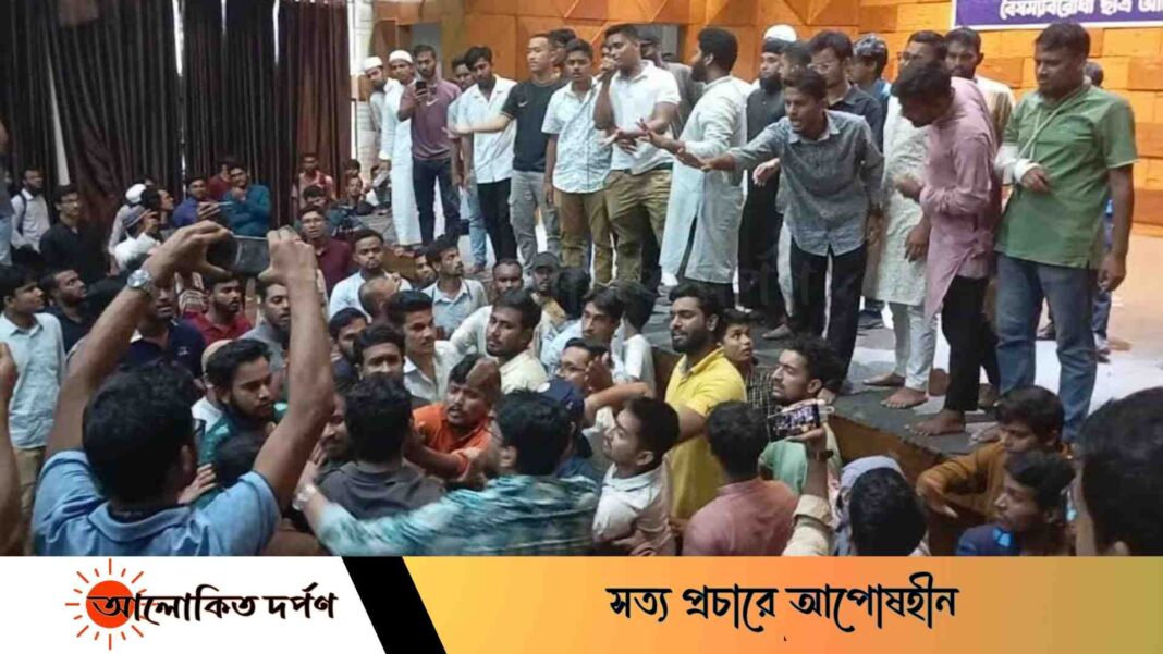 চবির সাধারণ শিক্ষার্থীদের তোপের মুখে সমন্বয়করা, এক পর্যায় হাতাহাতি চবির সাধারণ শিক্ষার্থীদের তোপের মুখে সমন্বয়করা, এক পর্যায় হাতাহাতি