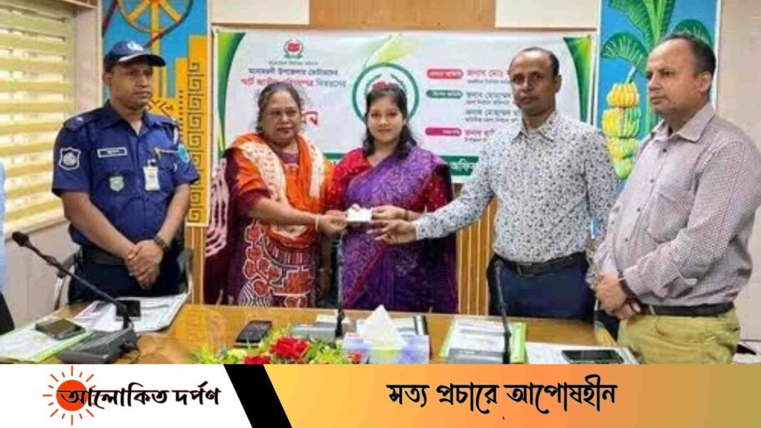 নরসিংদীতে স্মার্ট জাতীয় পরিচয়পত্র বিতরণ উদ্বোধন নরসিংদীতে স্মার্ট জাতীয় পরিচয়পত্র বিতরণ উদ্বোধন