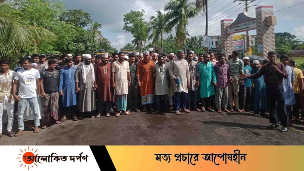 দেবহাটায় মহানবীকে কর্টুক্তির প্রতিবাদে  বিক্ষোভ মিছিল