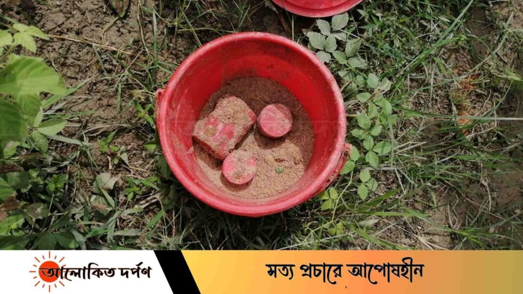 চাঁপাইনবাবগঞ্জ ফতেপুরে সীমান্ত এলাকা হতে ০৩টি ককটেল ও ০২টি ডেমেজ খোসা উদ্ধার