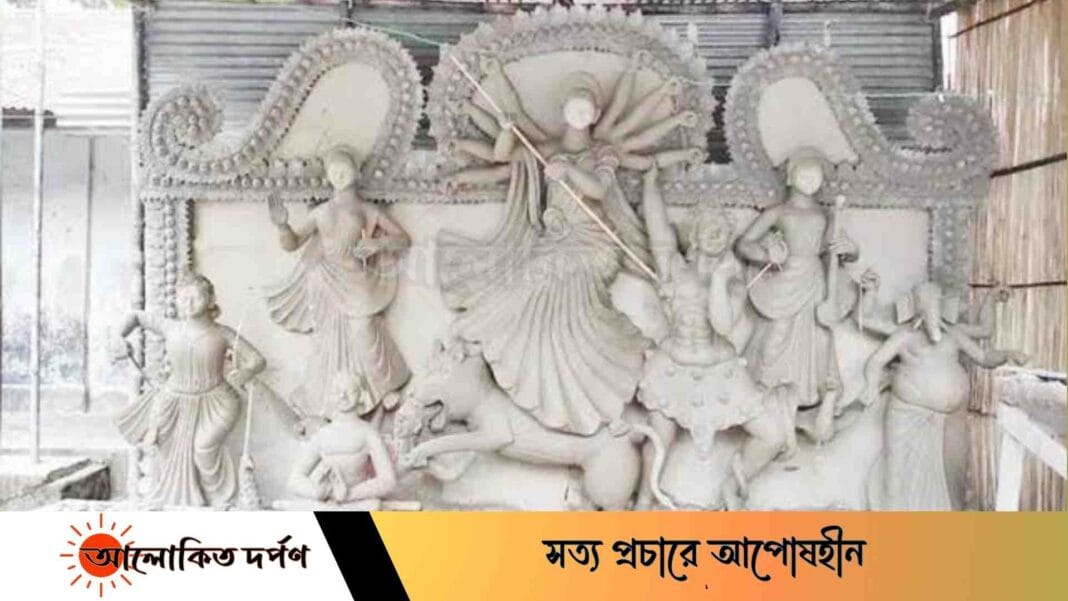 লক্ষ্মীপুরে পূজার দিন যতই ঘনিয়ে আসছে প্রতিমা শিল্পিদের ব্যস্ততা ততই বেড়ছে