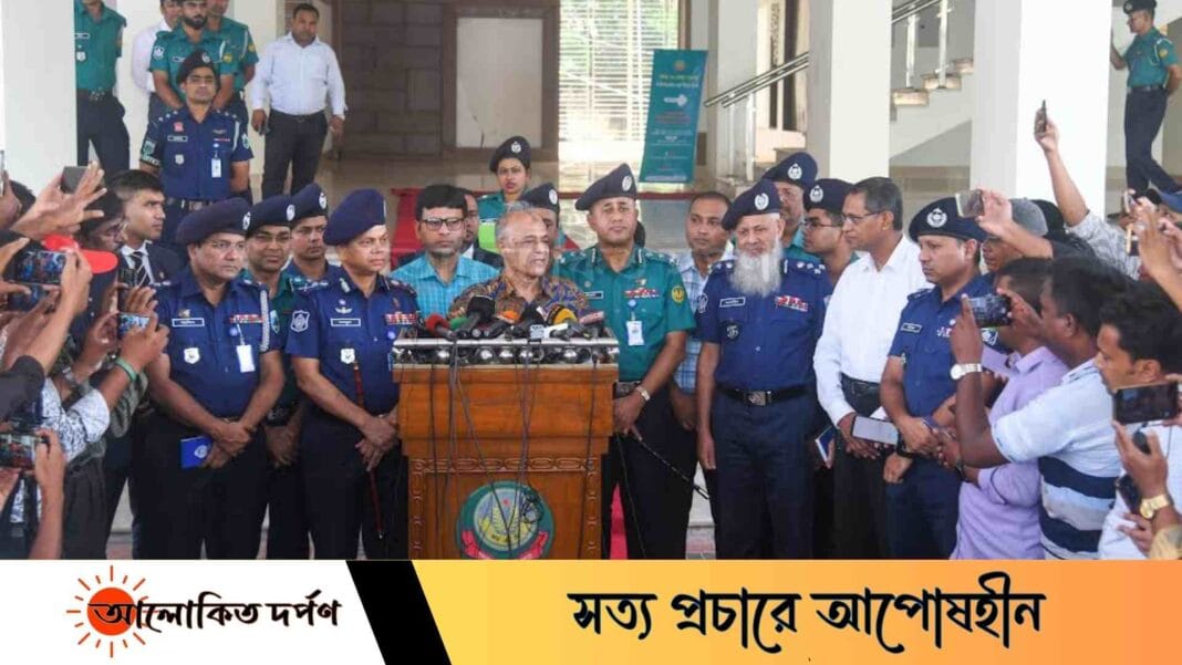 পুলিশের থাকা-খাওয়ার মান সন্তোষজনক নয়: স্বরাষ্ট্র উপদেষ্টা পুলিশের থাকা-খাওয়ার মান সন্তোষজনক নয়: স্বরাষ্ট্র উপদেষ্টা