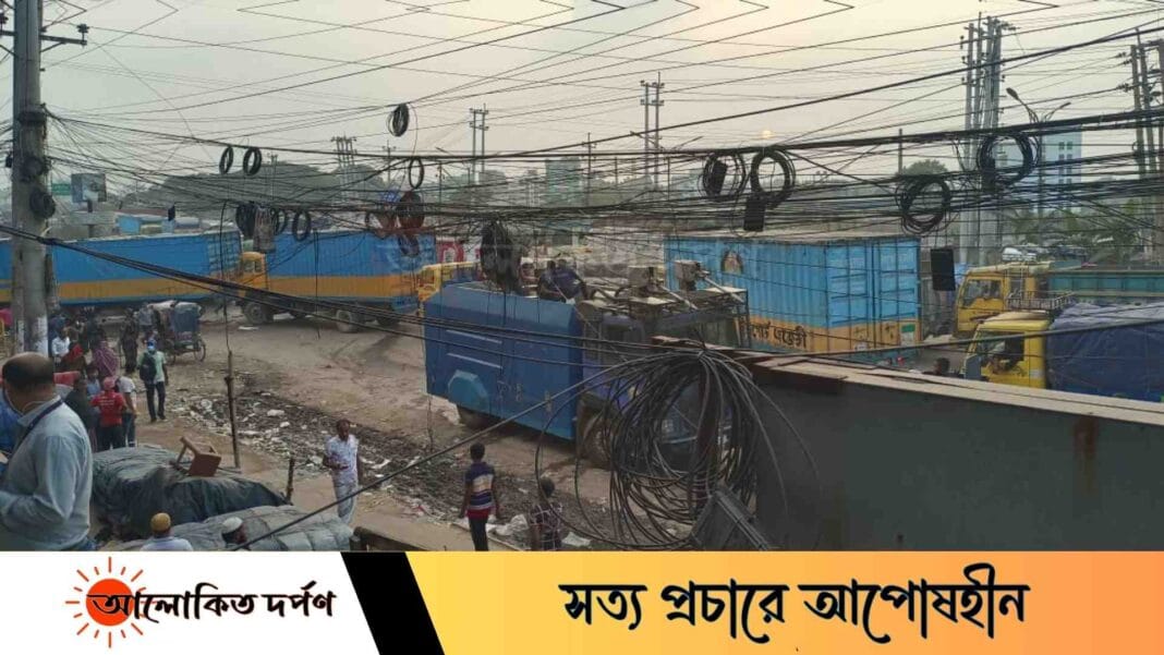 আশুলিয়ায় ৩২ঘন্টা পর জলকামানেন মুখে সড়ক ছাড়ল শ্রমিকরা