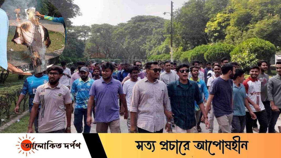 স্থায়ী বরখাস্তের দাবিতে ইবি শিক্ষকের কুশপুত্তলিকা দাহ