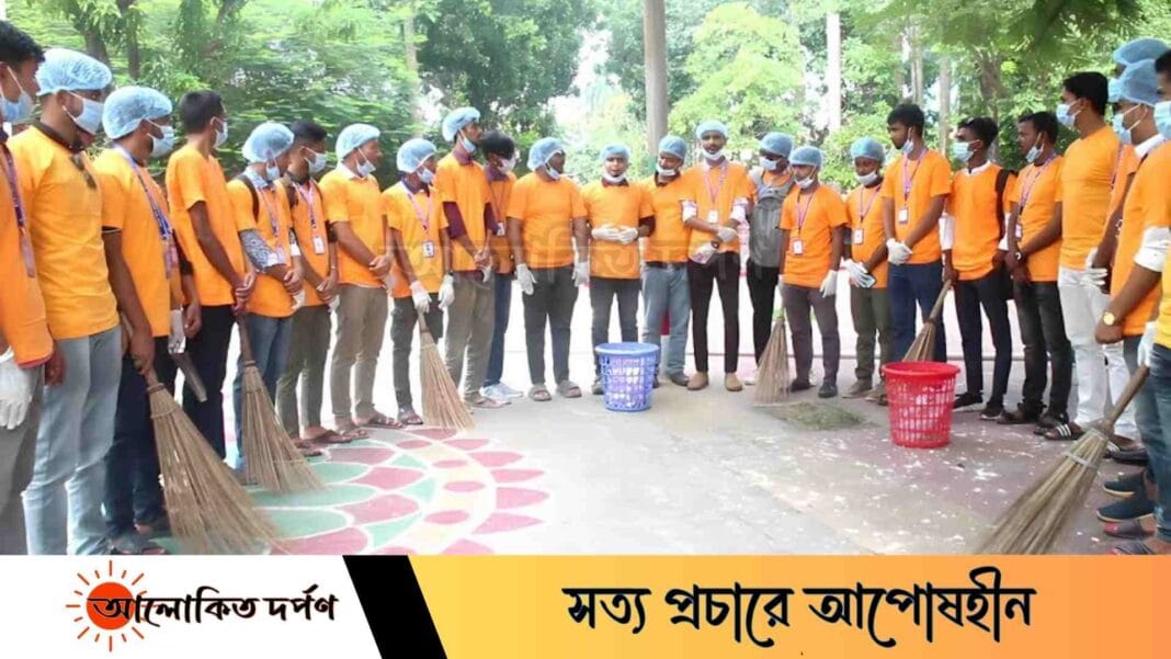 রাজশাহী কলেজ ক্যাম্পাস পরিষ্কার অভিযানে সাধারণ শিক্ষার্থীরা 