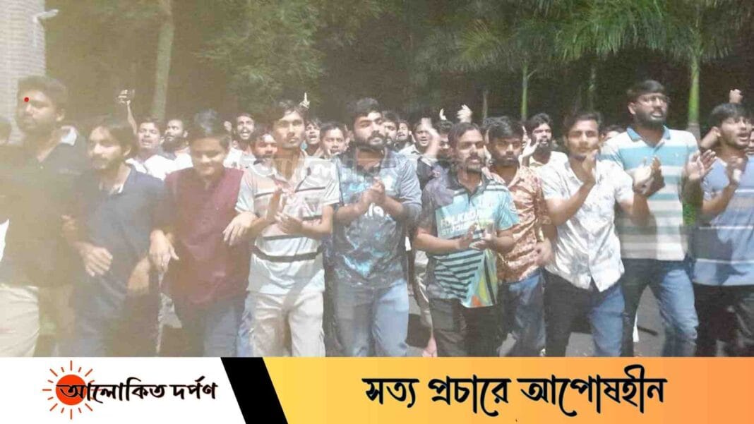 ছাত্রলীগ নিষিদ্ধে ইবিতে আনন্দ মিছিল ও মিষ্টি বিতরণ